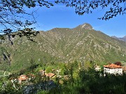 21 Vista su Tessi di Spino al Brembo e verso il Monte Zucco